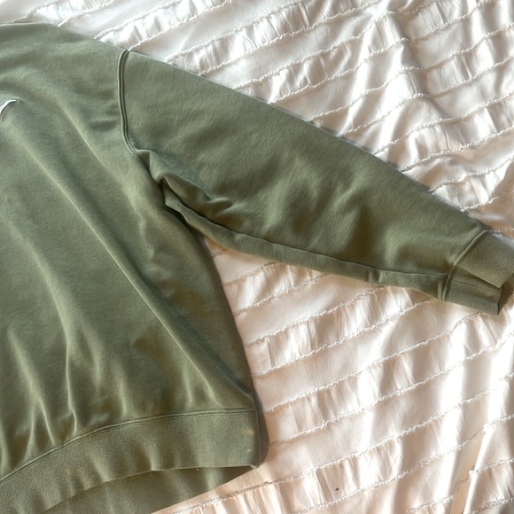 green nike crewneck 🫶🏼 - Picture 2 of 8